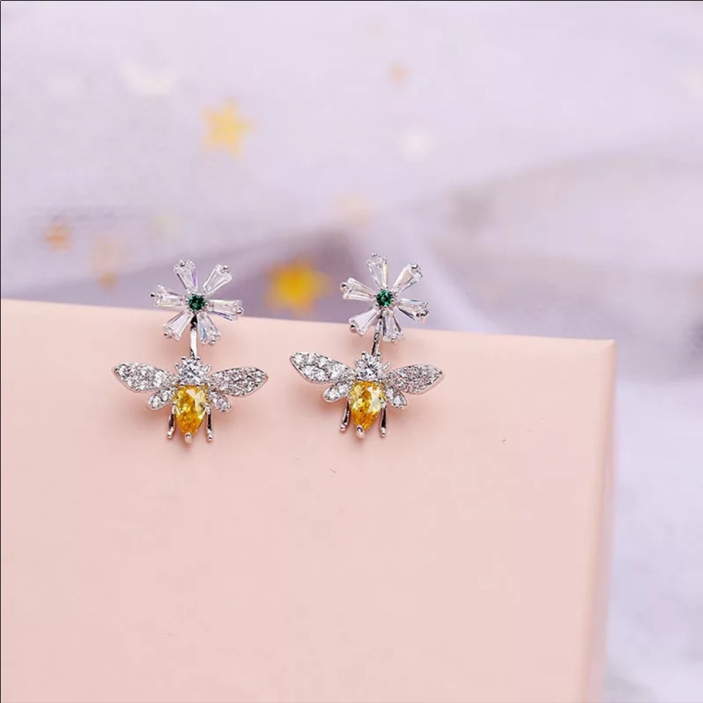 NEW Honey Bee Flower Stud Earrings - Picture 3 of 5